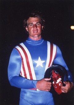 Reb Brown som Steve Rogers/Captain America.