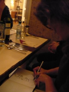 Julie Doucet tecknar loss under avslutningsmiddagen.