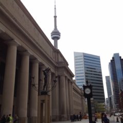 Krocken mellan gammalt och nytt är vanlig i Toronto. Union Station i förgrunden.